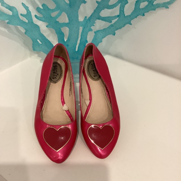 STEVIES GIRLS FAUX PATENT LEATHER PINK HEART EMBELLISHMENT FLATS SHOES SZ 3 - Picture 2 of 7